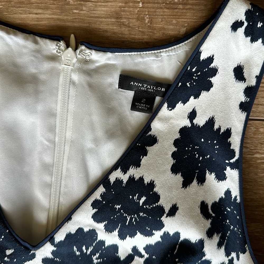 Ann Taylor Beautiful Navy and Ivory V Neck Dress Size 2 - Picture 3 of 4